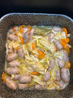 Una foto de Salchichas encebolladas al vino blanco en airfryer Cosori