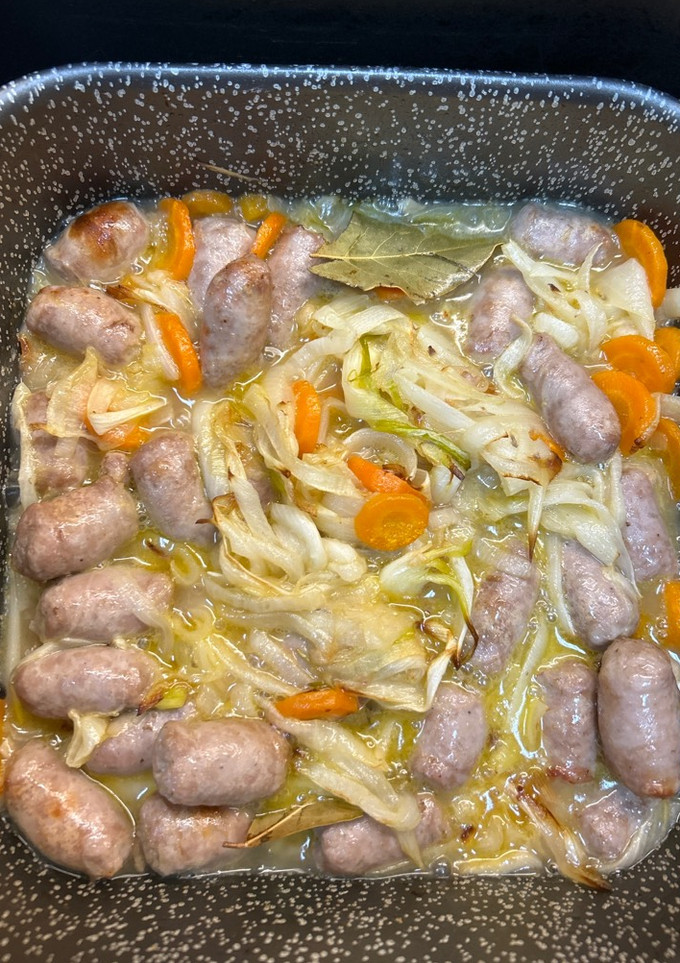 Una foto de Salchichas encebolladas al vino blanco en airfryer Cosori
