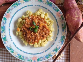 Nhoque de batata doce com molho a bolonhesa