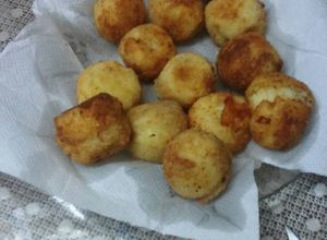 Una foto de Bombitas de papa rellenas de queso panisadas