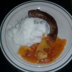 A picture of Tomato gravy with potatoes.