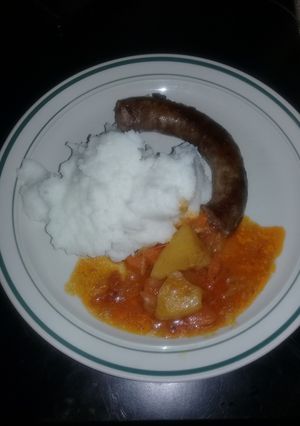 A picture of Tomato gravy with potatoes.