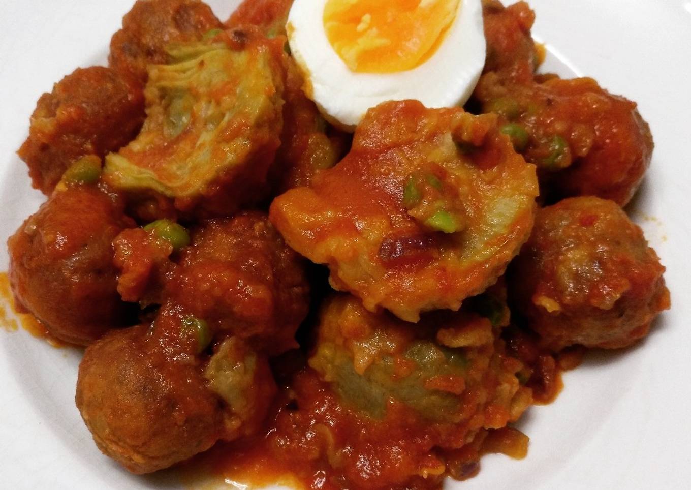 Albóndigas de pollo con alcachofas