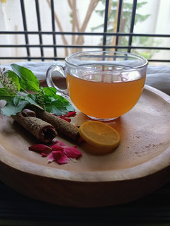 आयुर्वेदिक हर्बल चाय (Ayurvedic herbal Chai recipe in Hindi) रेसिपी मुख्य फोटो