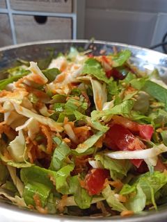 Una foto de Ensalada crunchi con aderezo