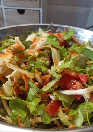 Una foto de Ensalada crunchi con aderezo