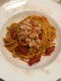 Spaghetti assassina 2 con pomodorini tartare di gamberoni e polvere di gamberi