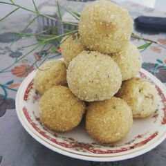 A picture of Sooji besan ladoo.