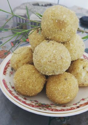 A picture of Sooji besan ladoo.