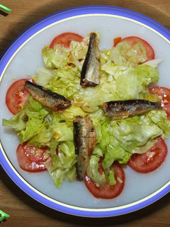 Una foto de Ensalada verde con sardinillas