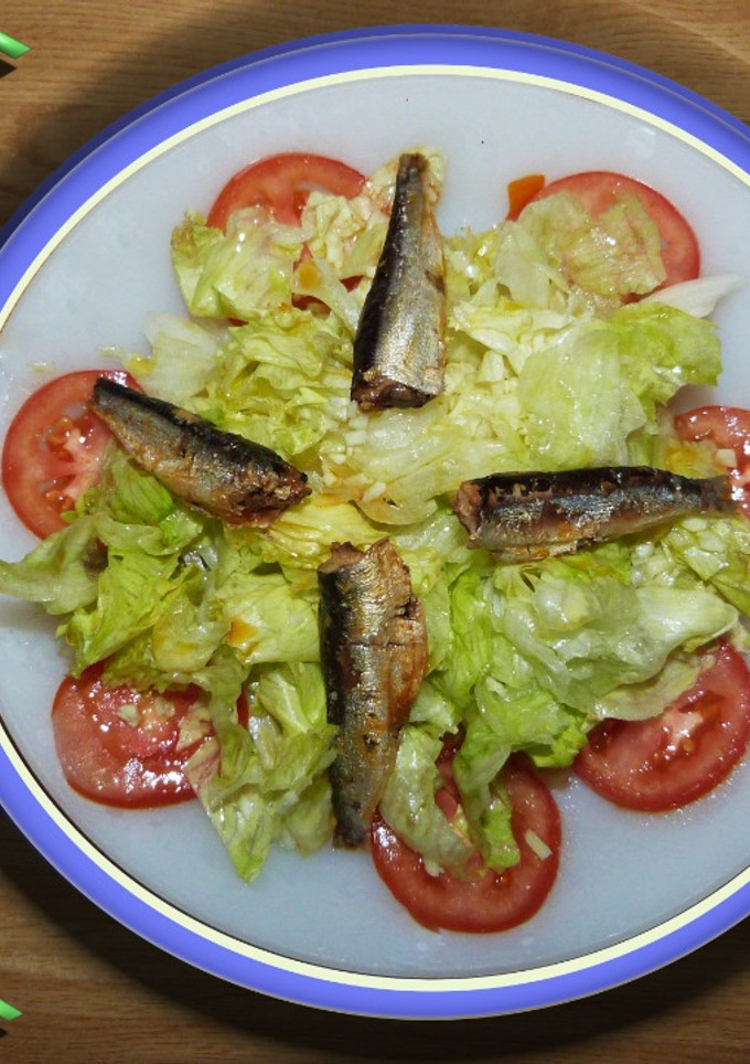 Una foto de Ensalada verde con sardinillas