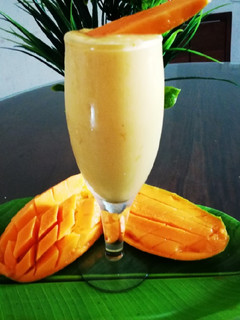 मैंगो मेवाड़ शेक (Mango mewar shake recipe in Hindi) रेसिपी मुख्य फोटो