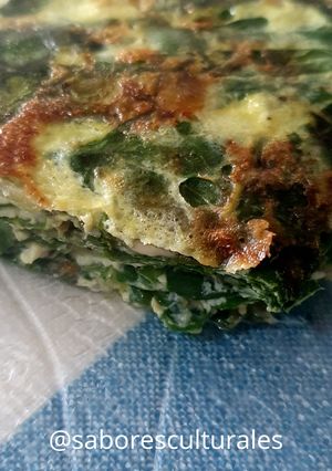 Una foto de Tortilla de acelga, lomito y queso 🌿🥓🧀