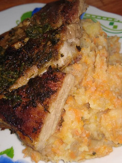 Una foto de Chuletas marinadas con puré mixto rústico