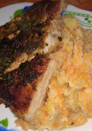 Una foto de Chuletas marinadas con puré mixto rústico