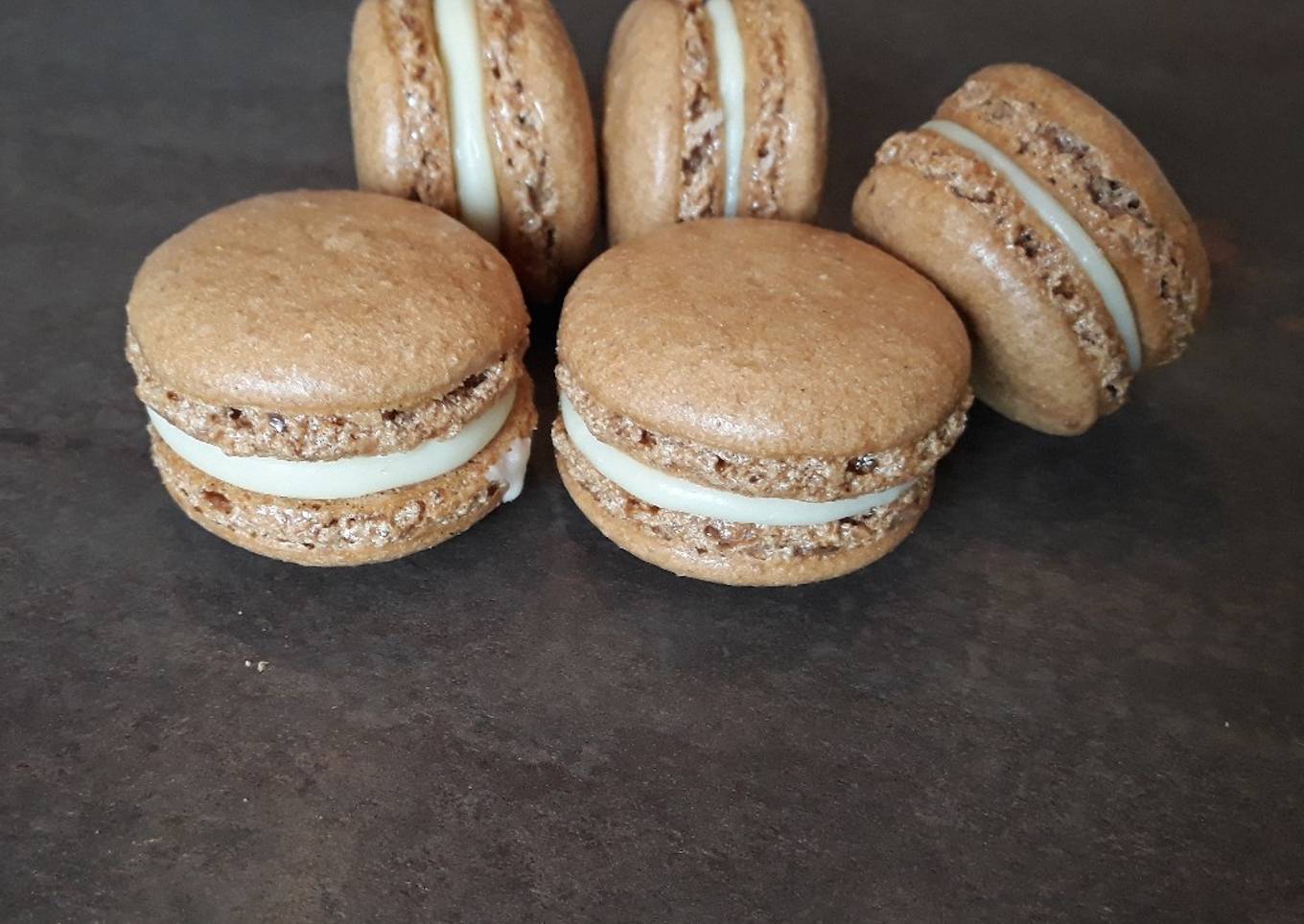 Macarons café-noisette et ganache au chocolat blanc