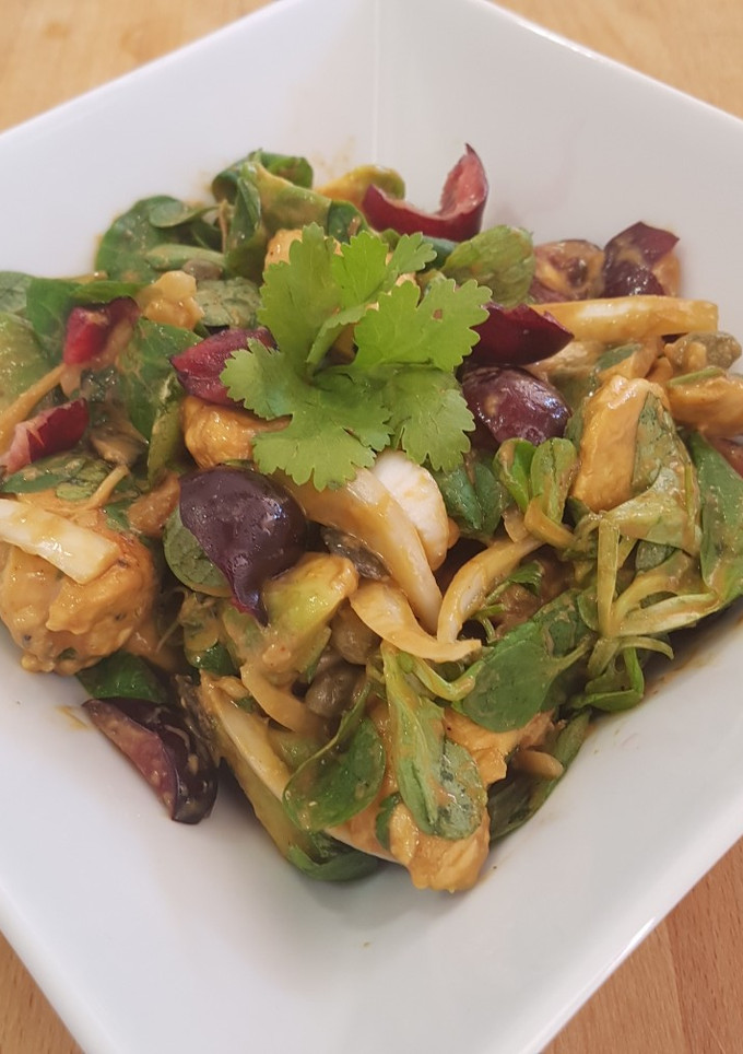 Una foto de Ensalada de pollo agridulce, especial y plato único