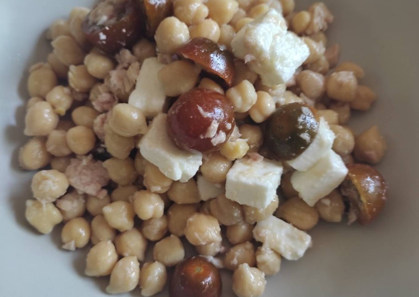 Ensalada de garbanzos con atún, tomate y queso feta