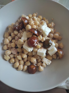 Una foto de Ensalada de garbanzos con atún, tomate y queso feta