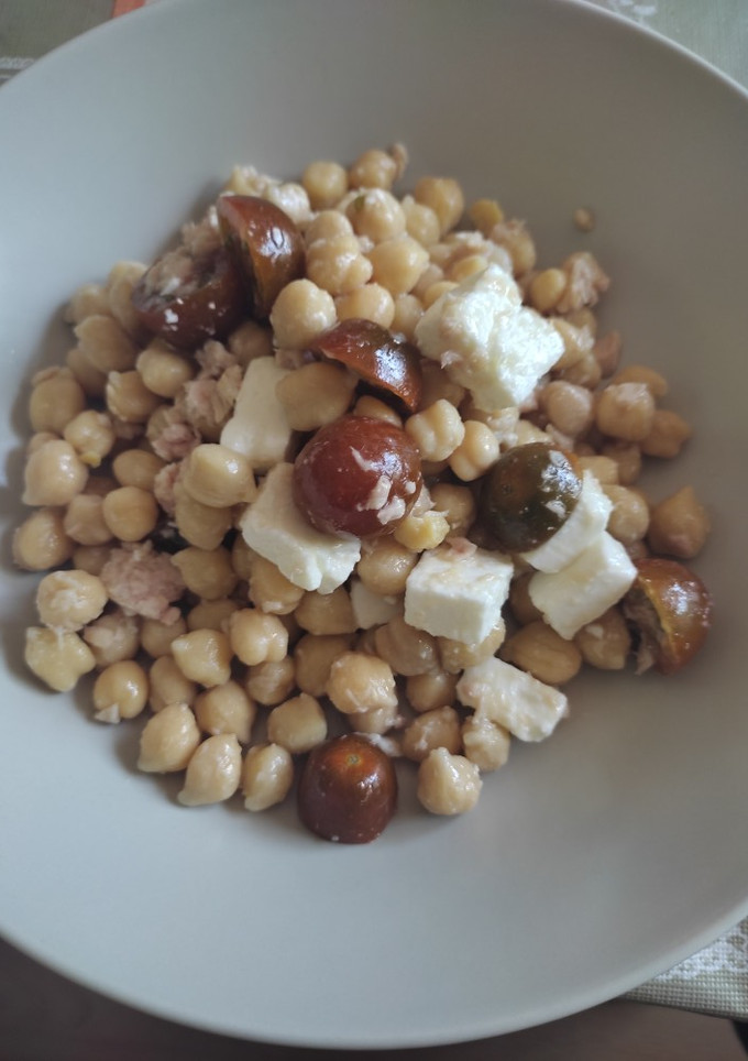 Una foto de Ensalada de garbanzos con atún, tomate y queso feta