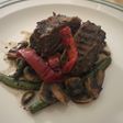 Entraña con pimientos rojos caramelizados