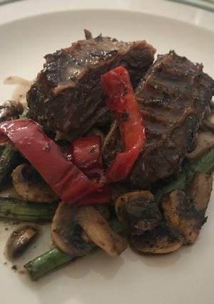Una foto de Entraña con pimientos rojos caramelizados