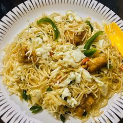 A picture of Chicken egg hakka noodles.