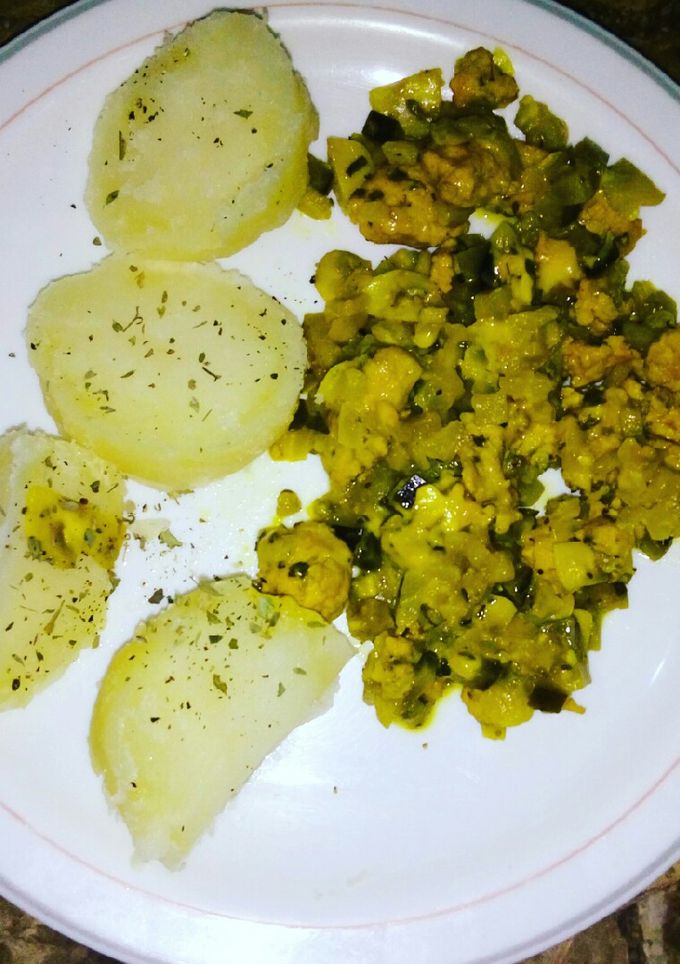 Una foto de Pollo, berenjena, cebolla, ajo y papa cocida