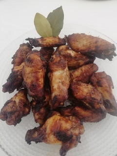Una foto de Alitas de pollo marinada, frita