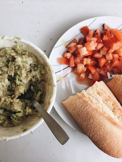 Una foto de Pasta de aguacate y atún con ensalada de tomates🥑🍅
