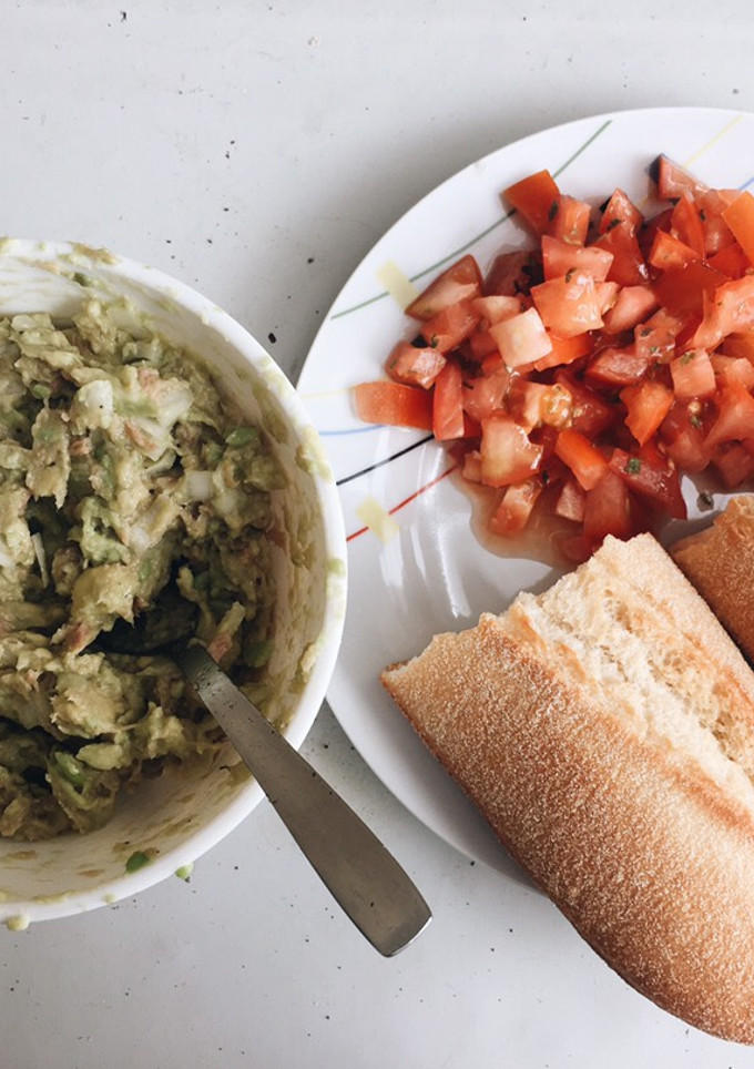 Una foto de Pasta de aguacate y atún con ensalada de tomates🥑🍅
