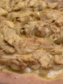 Una foto de Pizza de pollo al curry rojo