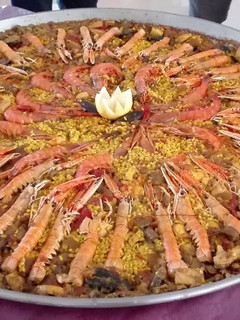 Una foto de Paella marinera