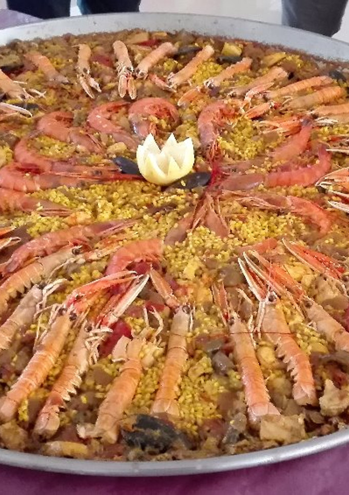 Una foto de Paella marinera