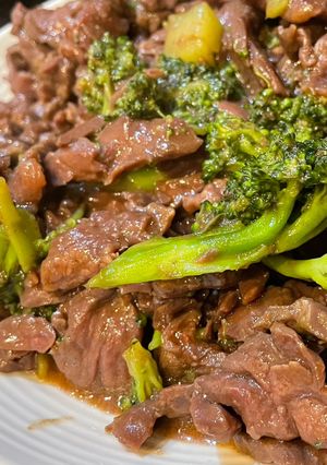 牛肉炒綠花椰菜 的食譜成品照片