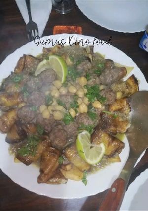 Une photo de Les aubergine et boulettes de viande hachée en sauce blanche