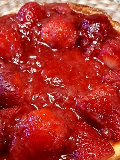 Una foto de Tarta de Queso con confitura de fresas