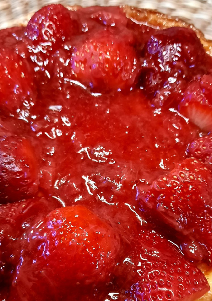 Una foto de Tarta de Queso con confitura de fresas