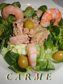 Una foto de Ensalada de canónigos y escarola con atún