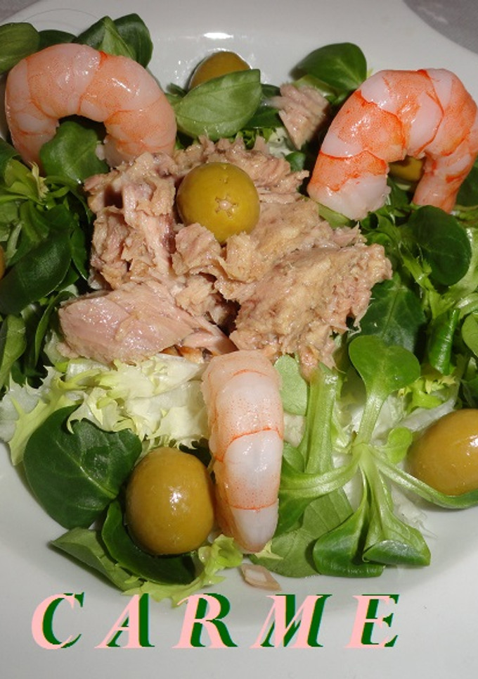 Una foto de Ensalada de canónigos y escarola con atún