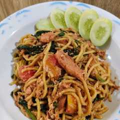 A picture of Mie kangkung Terasi/belacan.