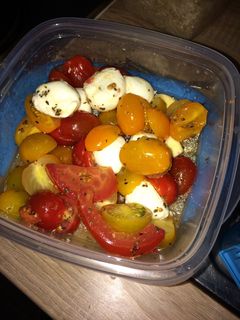 Mozzarellás, bazsalikomos, paradicsomsaláta 🍅🇱🇺 recept fotója