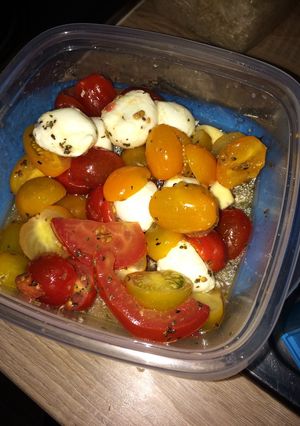 Mozzarellás, bazsalikomos, paradicsomsaláta 🍅🇱🇺 recept fotója