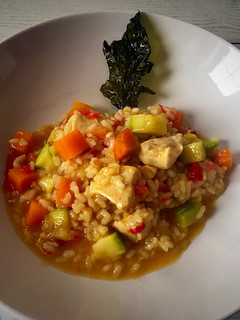 Una foto de Arroz con pollo y verduras