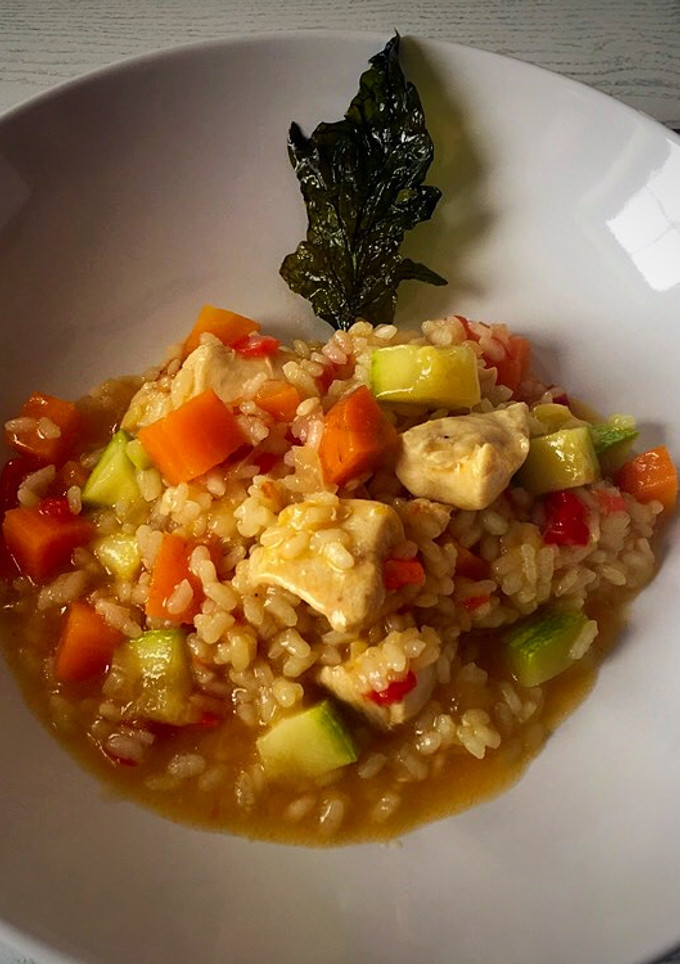 Una foto de Arroz con pollo y verduras