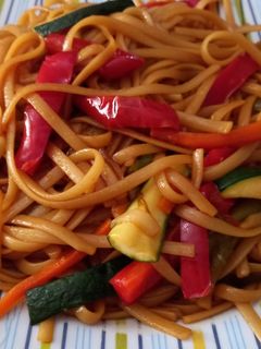 Una foto de Tallarines con verduras agridulces