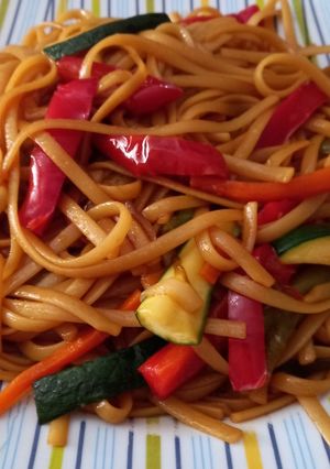 Una foto de Tallarines con verduras agridulces