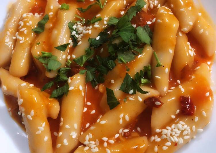 Resep Tteokbokki Sambaleun Maewoyo Darayo (Kue Beras Sambal Pedas Manis ala Korea) Anti Gagal