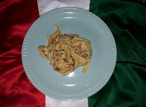 Una foto de 🇮🇹 Tagliatelle alla carbonara / Tallarines a la carbonara 🇮🇹