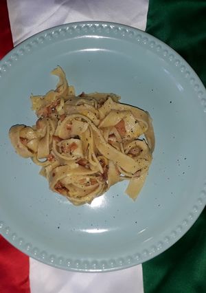 Una foto de 🇮🇹 Tagliatelle alla carbonara / Tallarines a la carbonara 🇮🇹